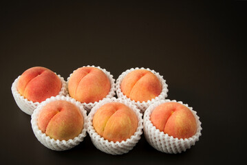 贈答品でいただいた、とても美味しそうに熟したモモ