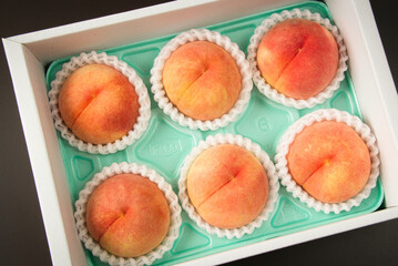 贈答品でいただいた、とても美味しそうに熟したモモ