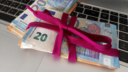 Mazzetta di Banconote in euro legate con un nastro © Alfons Photographer