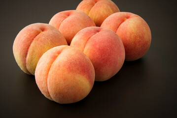 贈答品でいただいた、とても美味しそうに熟したモモ