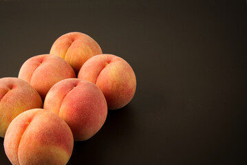 贈答品でいただいた、とても美味しそうに熟したモモ