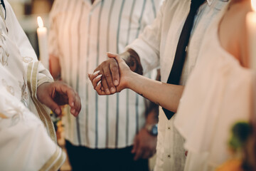 Obraz premium bride and groom holding hands