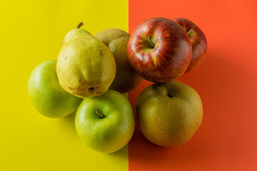 積み重なった秋のフルーツ　梨・洋梨・りんご・青りんご