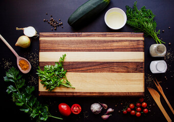 Pusta deska kuchenna, z warzywami, do fotomontażu, miejsce na mięso i inne produkty spożywcze, na blog kulinarny, drewniana taca do krojenia i podawania posiłków 