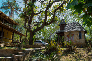 Linda capela de orações, ao lado de muita vegetação e grandes árvores, localizada em parque público no centro de Contagem, Minas Gerais.