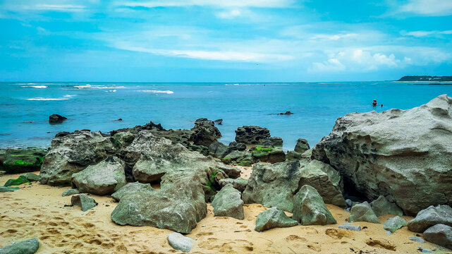 Praia com muitas pedras, cheias de musgo, areias escuras, na Praia dos Espelhos, Bahia que &eacute; um apelido devido ao efeito causado pelo reflexo do sol nas piscinas naturais quando avistadas do mar.