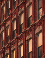 Obraz premium facade of an building old windows reflection sunrise sun morning New York Brooklyn 