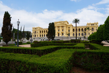 Obraz premium Lindo jardim com estilo colonial 