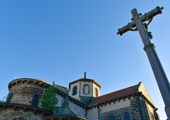 Village de Volvic en Auvergne (France) : église Saint-Priest et croix de mission en pierre de lave