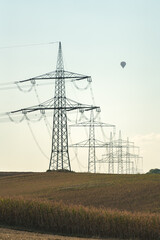 Electricity pylon for transmission and current transfer of high voltage through natural landscapes