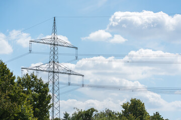 Electricity pylon for transmission and current transfer of high voltage through natural landscapes