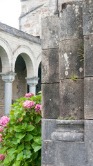 Fototapeta na wymiar Flores en jardín monumental con arcos y columnas