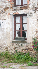 Fototapeta na wymiar Cortinas blancas en ventana de madera de casa rustica