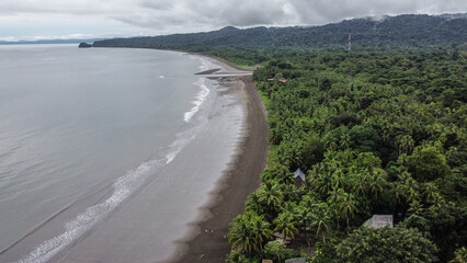 Paisaje de dron selva y playa negra