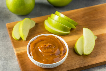 Homemade Caramel Dip with Green Apples