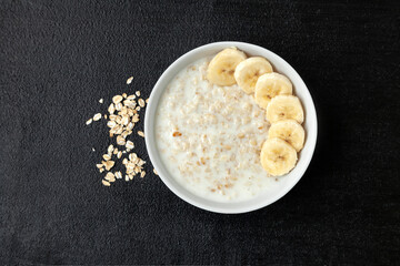 Oatmeal with banana slices