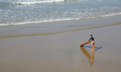 surfista mujer con tabla biarritz playa francia 4M0A3777-aas22