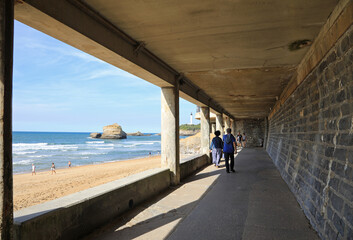 biarritz playa costa tunel pasadizo verano francia 4M0A3803-as22 - obrazy, fototapety, plakaty