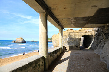 biarritz playa costa tunel pasadizo verano francia 4M0A3806-as22 - obrazy, fototapety, plakaty