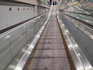 Escalators to facilitate the convenience of users within the Suvarnabhumi Airport building. It is a long ramp suitable for people who have a lot of luggage to travel.