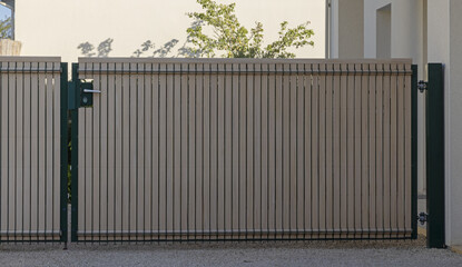 Cl&ocirc;ture de panneaux grillag&eacute;s avec occultants	