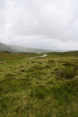 A382 road / A-Straße in den schottischen Highlands, führt durch wunderschöne einsame Landschaft