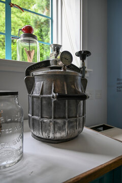 Schnellkochtopf von ca. 1930 mit Druckanzeige aus Gusseisen in einer alten Küche
