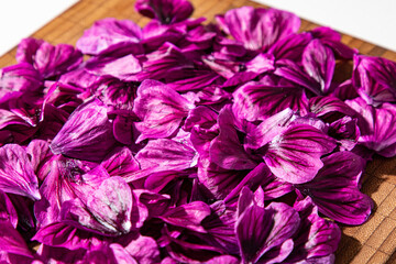 Bl&uuml;tenbl&auml;tter von Malven - Naturnaher Garten