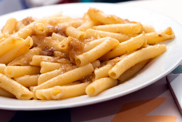 Piatto di deliziosi ziti alla genovese, piatto tradizionale della cucina campana a base di pasta condita con salsa di carne di manzo, cibo italiano 