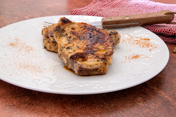 steak de porc grillé dans une assiette