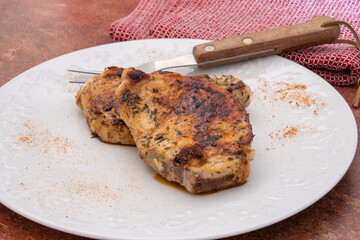 steak de porc grillé dans une assiette