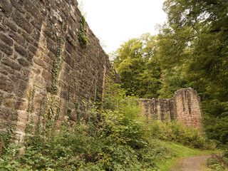Obraz premium Burgruine Waldeck in Naturpark Nordschwarzwald, im Bergwald Neubulach, westlich des Nagoldtals, Ruinen, Grundmauerreste in Buckelquaderwerk, erhalten