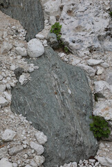 rock that may contain copper ores surrounded by stones