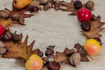 Wreath, laid ceramic tile, sucking out the yellowed leaves of oak, pears, apples, walnuts, chestnuts and acorns.