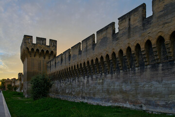 Obraz premium Mury obronne starożytnego miasta. Stolica papiestwa, Avignon.
