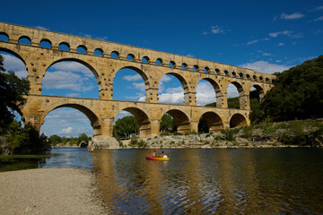 Fototapeta na wymiar Starożytny akwedukt w Prowansji transportował wodę 50 kilometrów do Nimes.