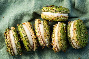cream filled macaron pistachio green sandwich cookies - 532540291