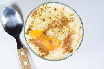 Rice pudding with cinnamon and a touch of orange, presented in a bowl.