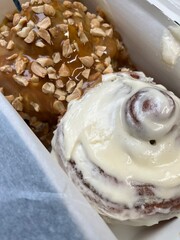 Buns with cinnamon and vanilla cream