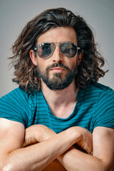 Obraz premium Young man wearing sunglasses in studio