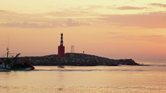 Fishing boat returned from the sea at sunrise, Itaja&iacute; - Santa Catarina