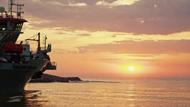 Dredge leaving towards the sea at sunrise, Itaja&iacute; - Santa Catarina