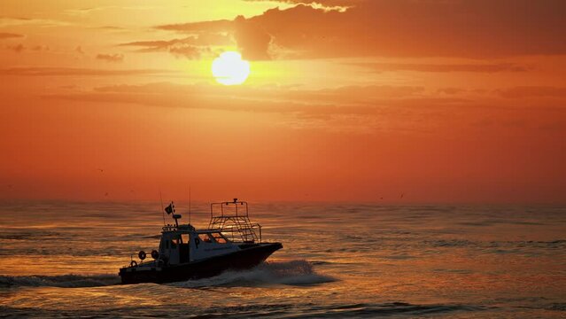 Pilot's boat leaving towards the ship, Itaja&iacute; - Santa Catarina