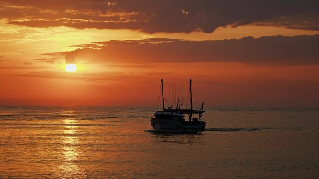 Fishing boat returned from the sea at sunrise, Itaja&iacute; - Santa Catarina