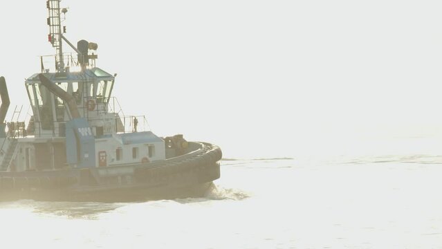 Tugboat waiting for ship, Itaja&iacute; - Santa Catarina