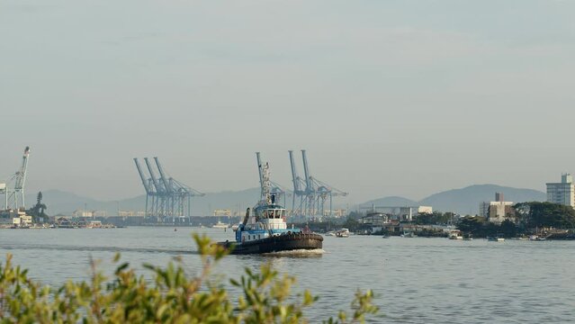 Tugboat waiting for ship, Itaja&iacute; - Santa Catarina