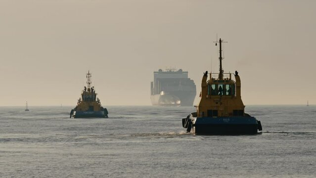 Tugboat waiting for ship, Itaja&iacute; - Santa Catarina