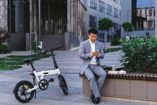 Entrepreneur browsing gadget during break 