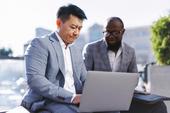 Employees working together on project 