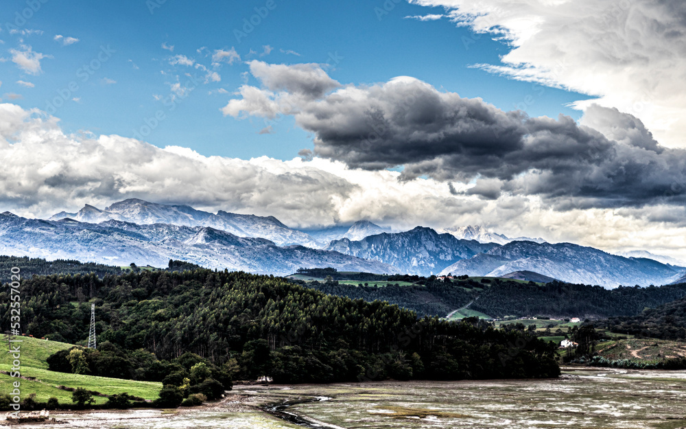 Wall mural mountains and clouds